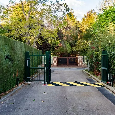 Les Charmes Du Bosquet Parc D'amour Et Nature Parking Privé Sécurisé