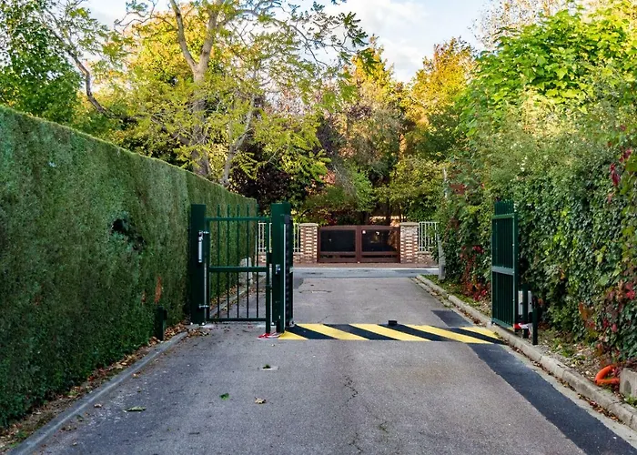 Les Charmes Du Bosquet Parc D'amour Et Nature Parking Prive Securise